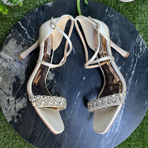 BADGLEY MISCHKA
Nala Curvy Stiletto
Heel Ivory Satin size 9 
$245 store display - Picture 5 of 16